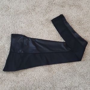 PEACH BLACK LEGGINGS IN SIZE M